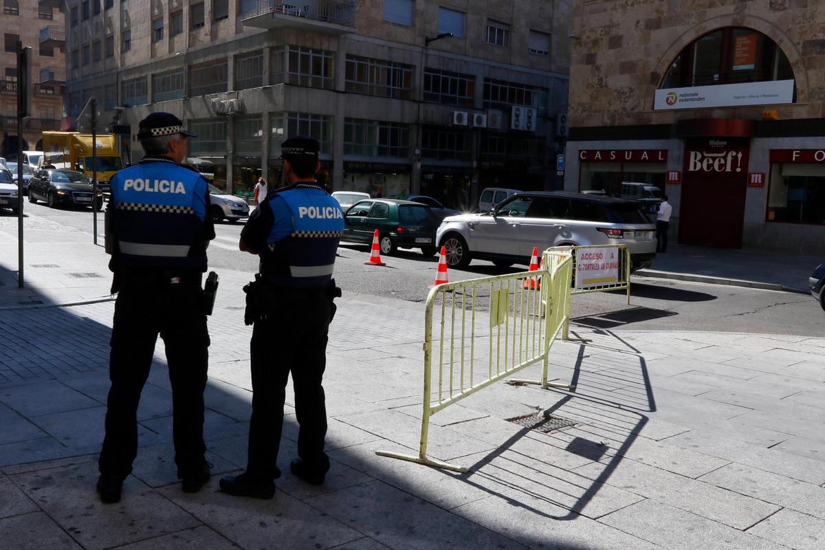 Un joven propina una paliza a un policía que le pilló orinando sobre una  furgoneta en Salamanca | La Gaceta de Salamanca