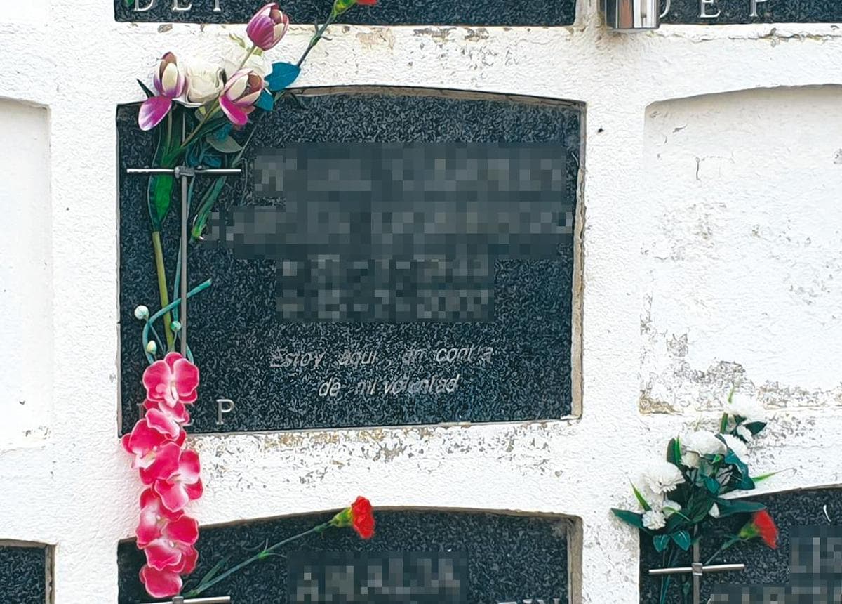Epitafio en una lápida del cementerio San Carlos Borromeo.