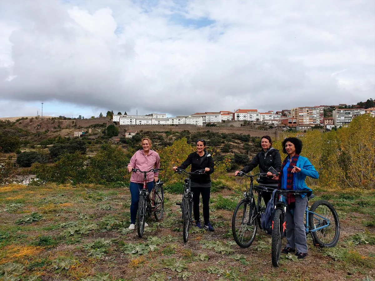 Cuatro representantes de turoperadores de Oceanía recorrieron en bicicleta el Camino Natural en Béjar.