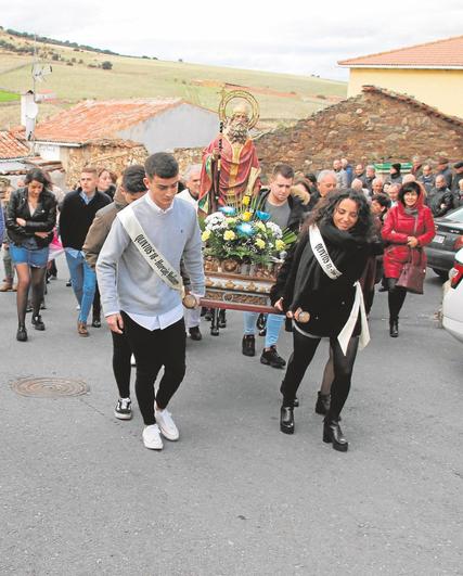 La imagen de San Martín portada por los quintos en la procesión.