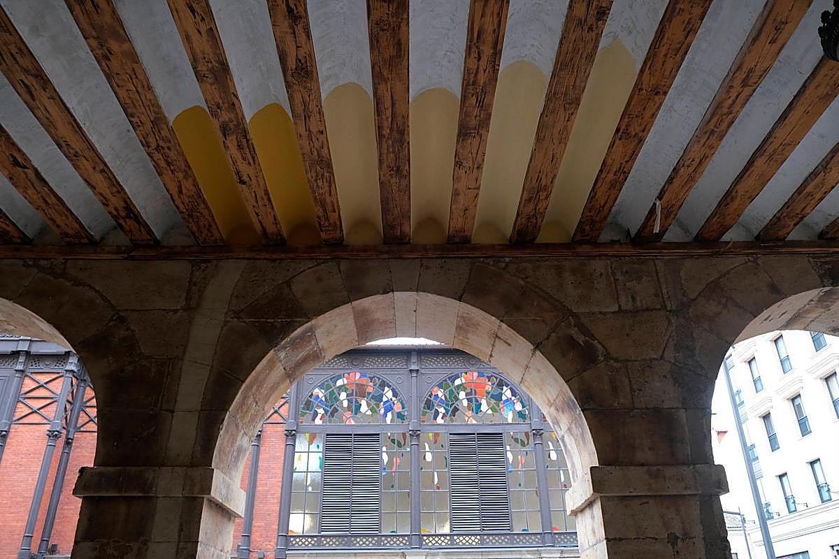 El color de los techos de los soportales de la Plaza será un blanco roto