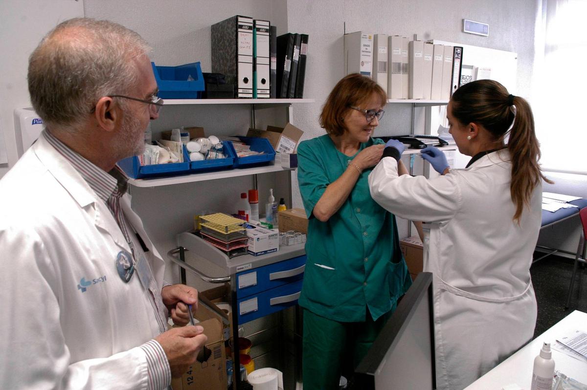 José Lorenzo Bravo supervisa el proceso de vacunación del personal sanitario dentro del Hospital de Salamanca
