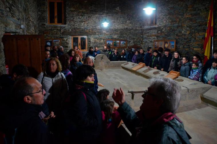 El grupo de visitantes conoció en Salvatierra la puerta del río y los lavaderos, entre otros recursos.