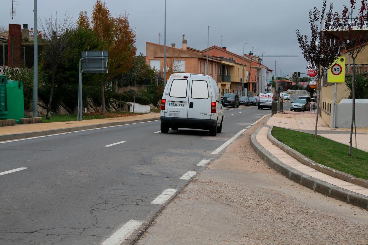 La travesía en la localidad de Aldeatejada ya cuenta con regulación mediante semáforos.