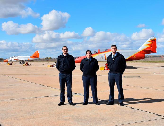 Juan Carlos Hernández, Raquel Pascua y Pablo Martín, tres de los cuatro soldados de tropa que se acaban de incorporar a la Base de Matacán.