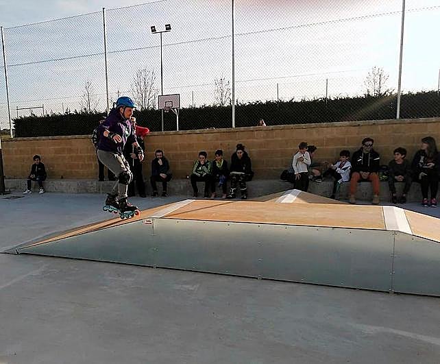 Una de las actividades de los jóvenes en el ‘skate park’ municipal.