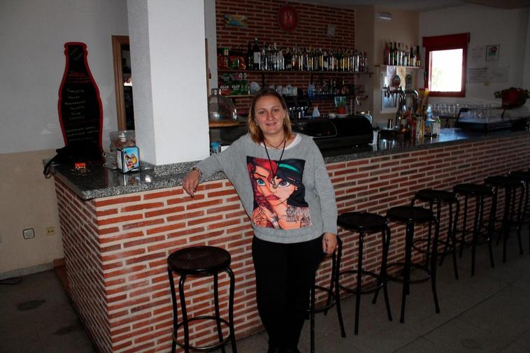 Rosa González, en el bar de Cantagallo, abierto en el salón municipal por falta de otro establecimiento.