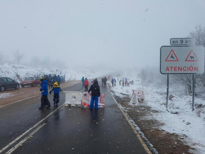 Varios escolares mientras disfrutan de la nieve.