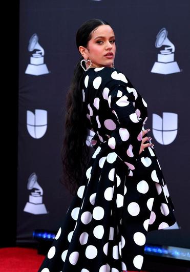 Rosalía confía en la firma favorita de la Reina Letizia para triunfar en los Grammy Latinos