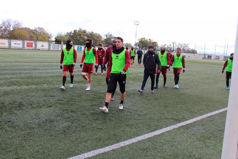 Los jugadores salen del campo del municipal tras uno de los entrenamientos de esta semana en los que han preparado a fondo el partido de hoy contra el Real Unión.