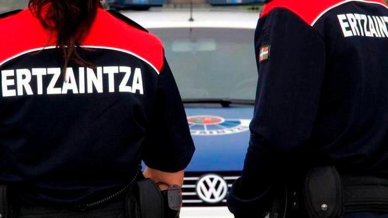 Agentes de la Ertzaintza.