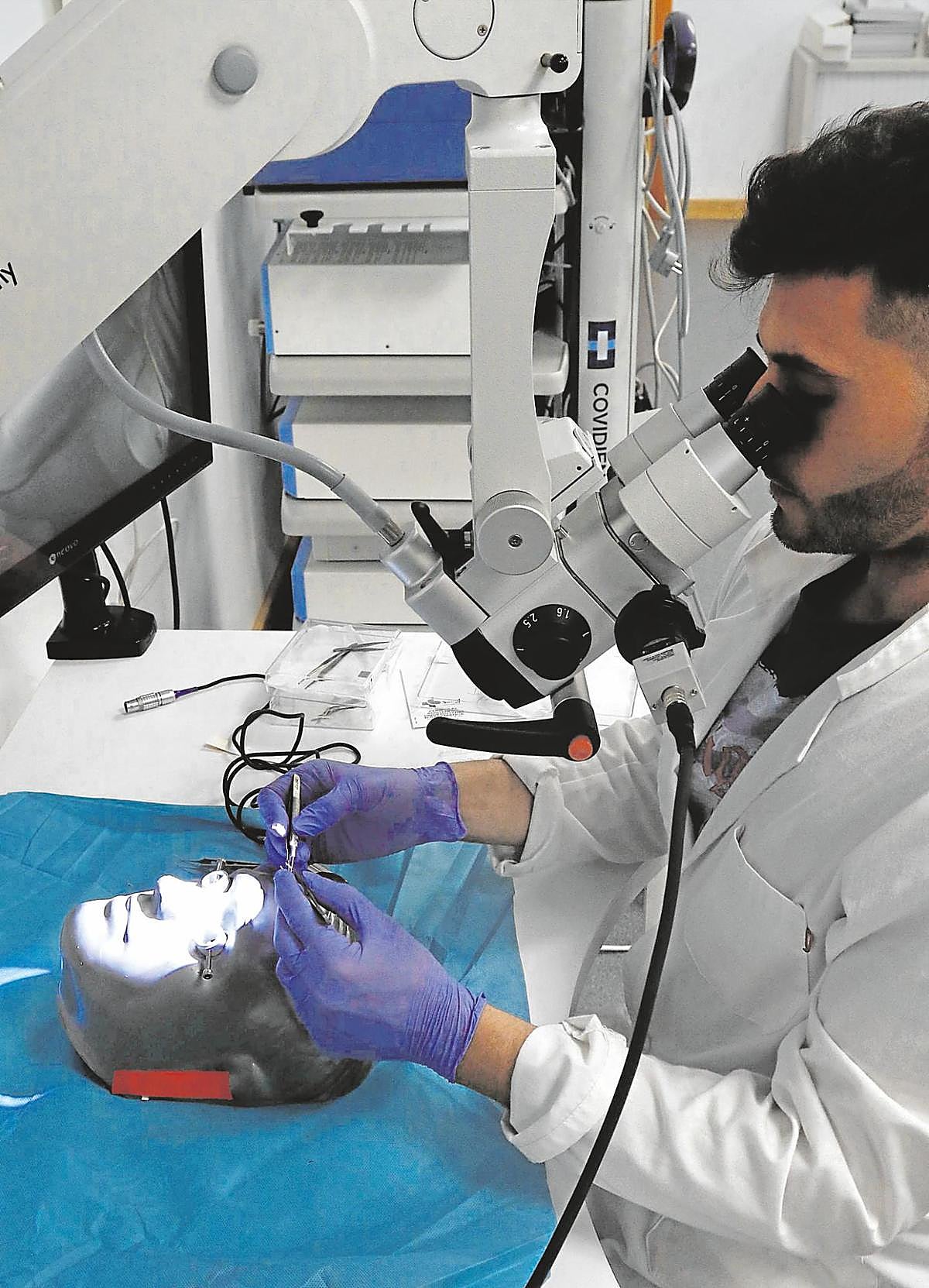 Alumno de la Facultad de Medicina practicando una cirugía de Oftalmología.
