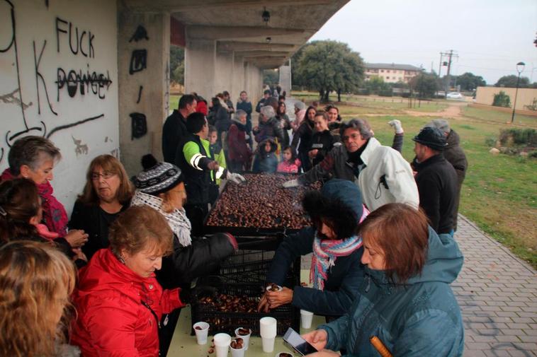 Las mujeres se encargaron de repartir los frutos.