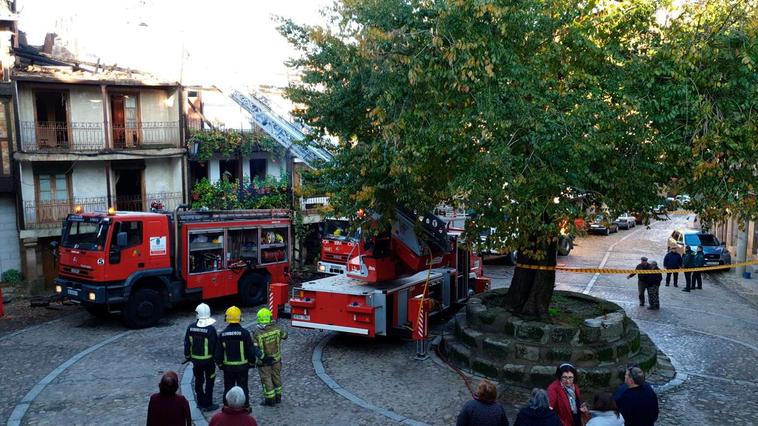 Bomberos en la plaza Mayor de Cepeda.