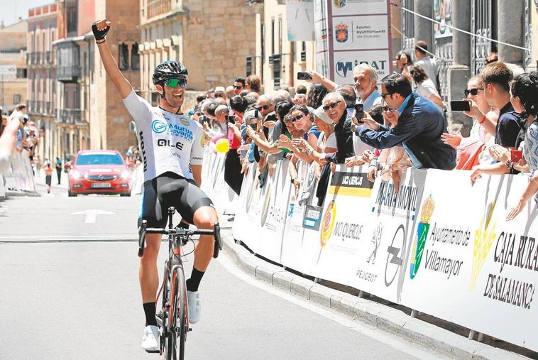 Felipe Orts celebra el triunfo en la última etapa de la pasada edición de la Vuelta a Salamanca.