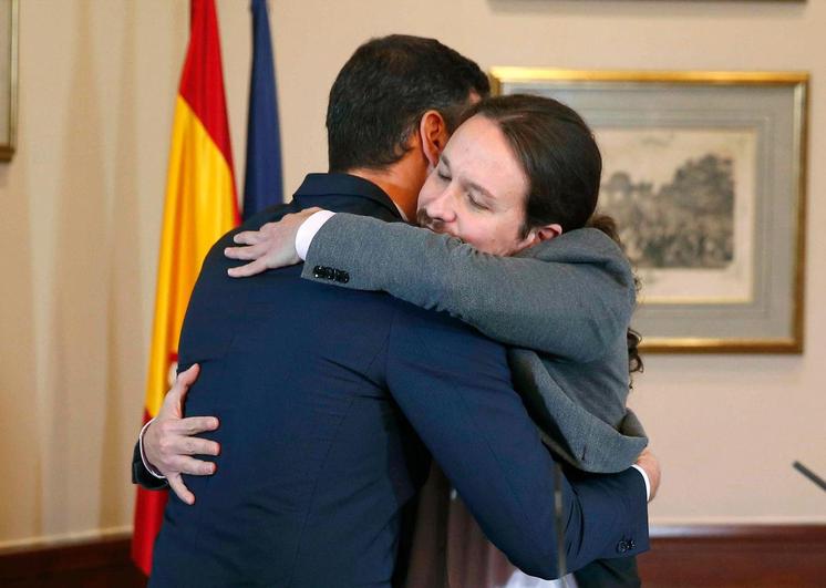 Pedro Sánchez, Pablo Iglesias y su abrazo.