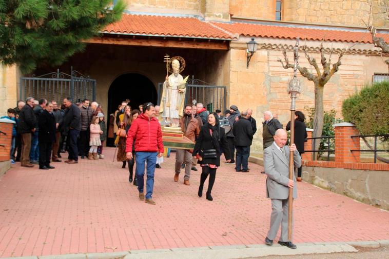 La salida de la procesión con la imagen de San Clemente, patrono de la localidad armuñesa.