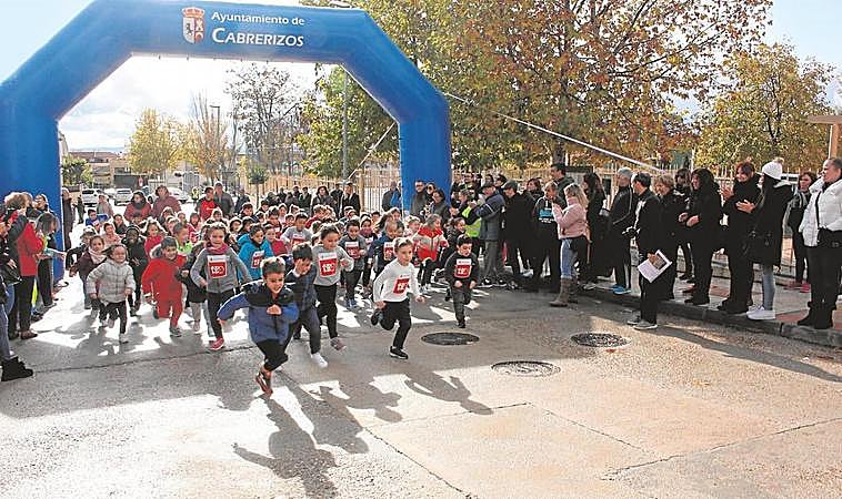 Los más pequeños inauguraron la carrera en una salida con muchos padres animando.