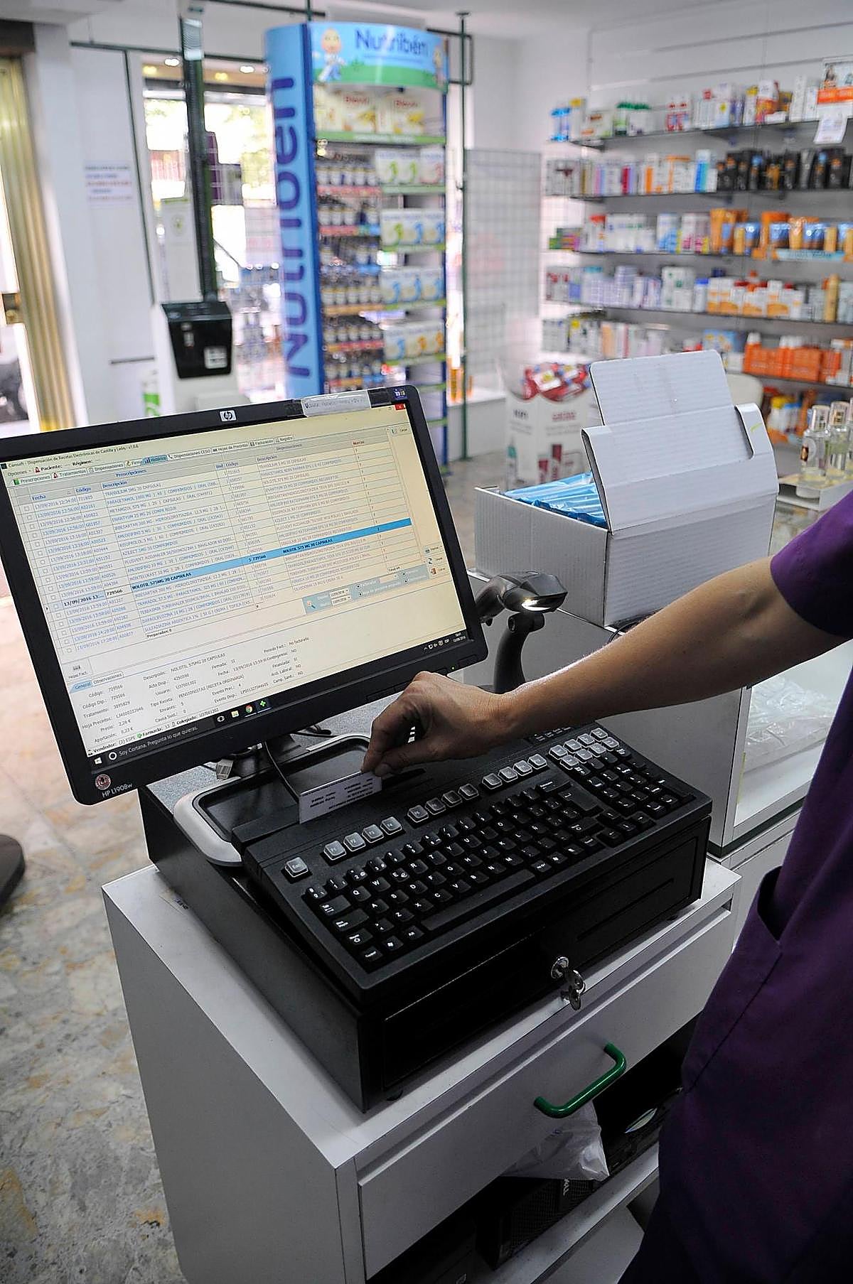 Una farmacia salmantina utiliza la receta electrónica.
