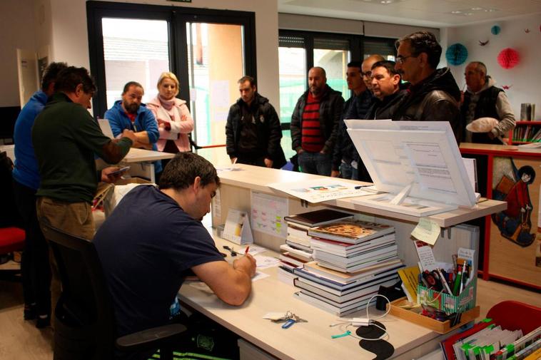 Varios vecinos acudieron a la biblioteca municipal para el recuento de votos.