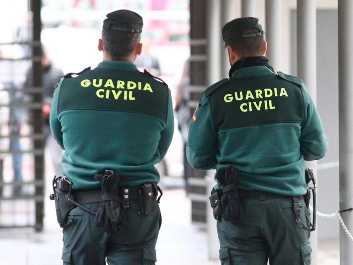 Dos agentes de la Guardia Civil.