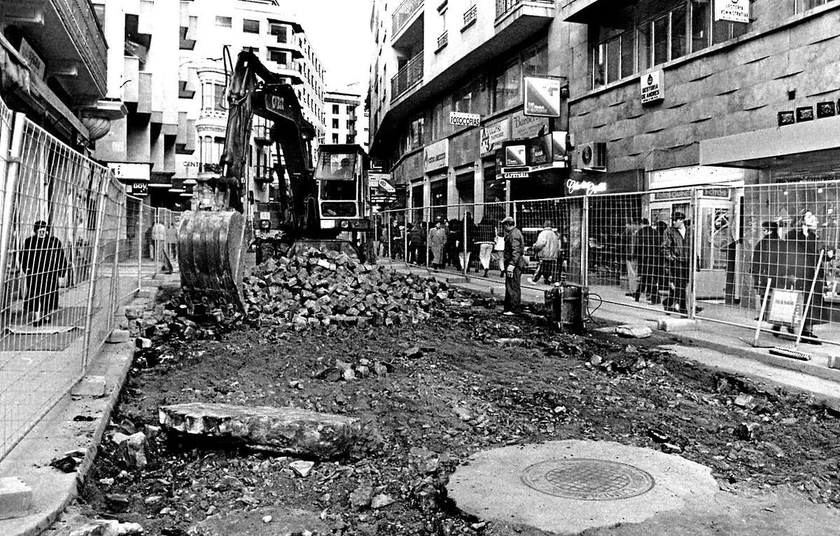 Obras de reforma en la calle Toro para su peatonalización, en 1994.