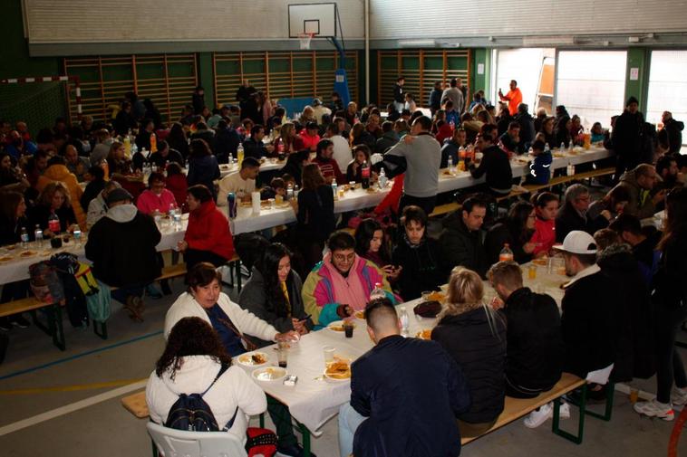 Cientos de vecinos de Doñinos se reunieron en el polideportivo para la paella solidaria.