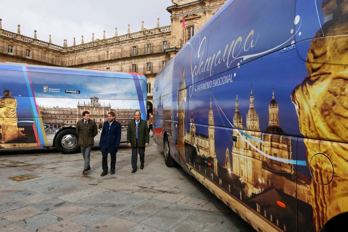 Los autobuses con la imagen de Salamanca, este lunes en la Plaza Mayor.