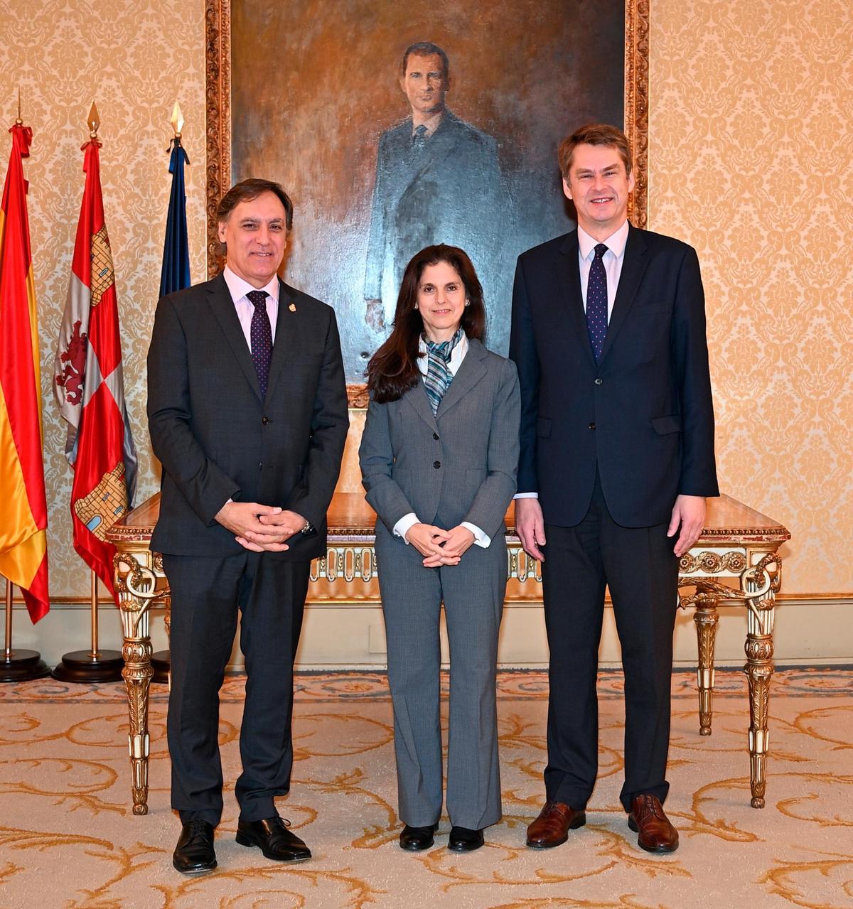 Hught Elliot y su mujer, junto al alcalde de Salamanca, Carlos García Carbayo, en su reciente visita a Salamanca.