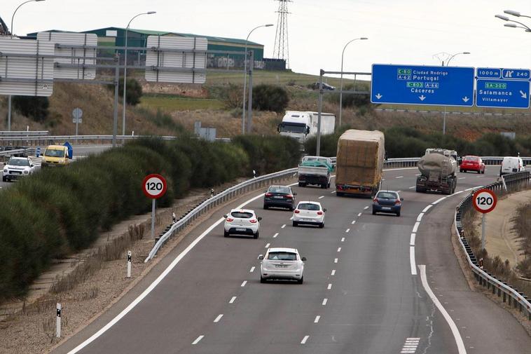 Tráfico en la tarde de este jueves en la circunvalación que enlaza con la A-62 hacia Portugal.