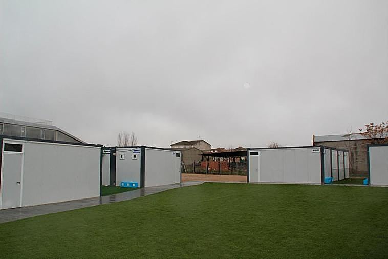 La instalación de aulas prefabricadas justifica la necesidad de un colegio nuevo en el municipio.