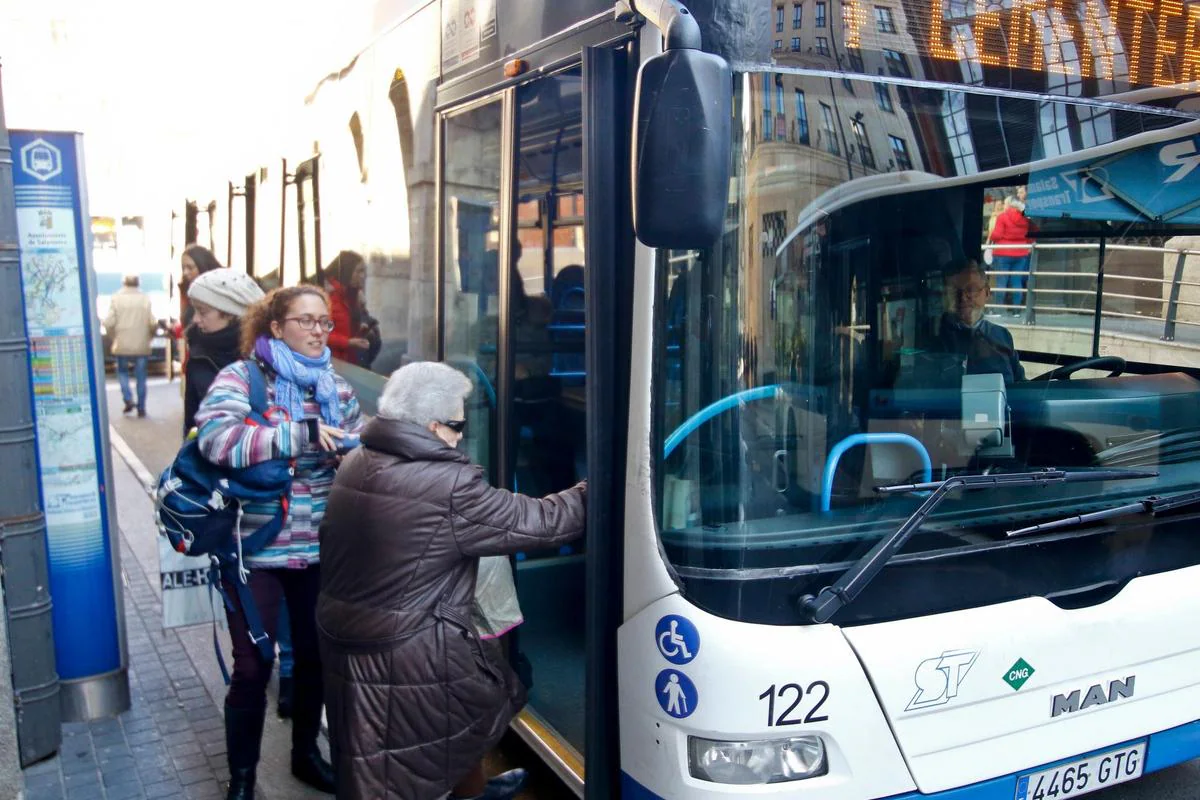 Un autobús urbano de la línea 4 recogiendo viajeros en la plaza del Mercado.