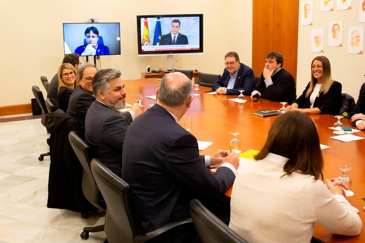 Reunión de JxCat en el Parlament con el presidente de la Generalitat,Torra, en el Parlament y Puigdemont por videoconferencia desde Bruselas.
