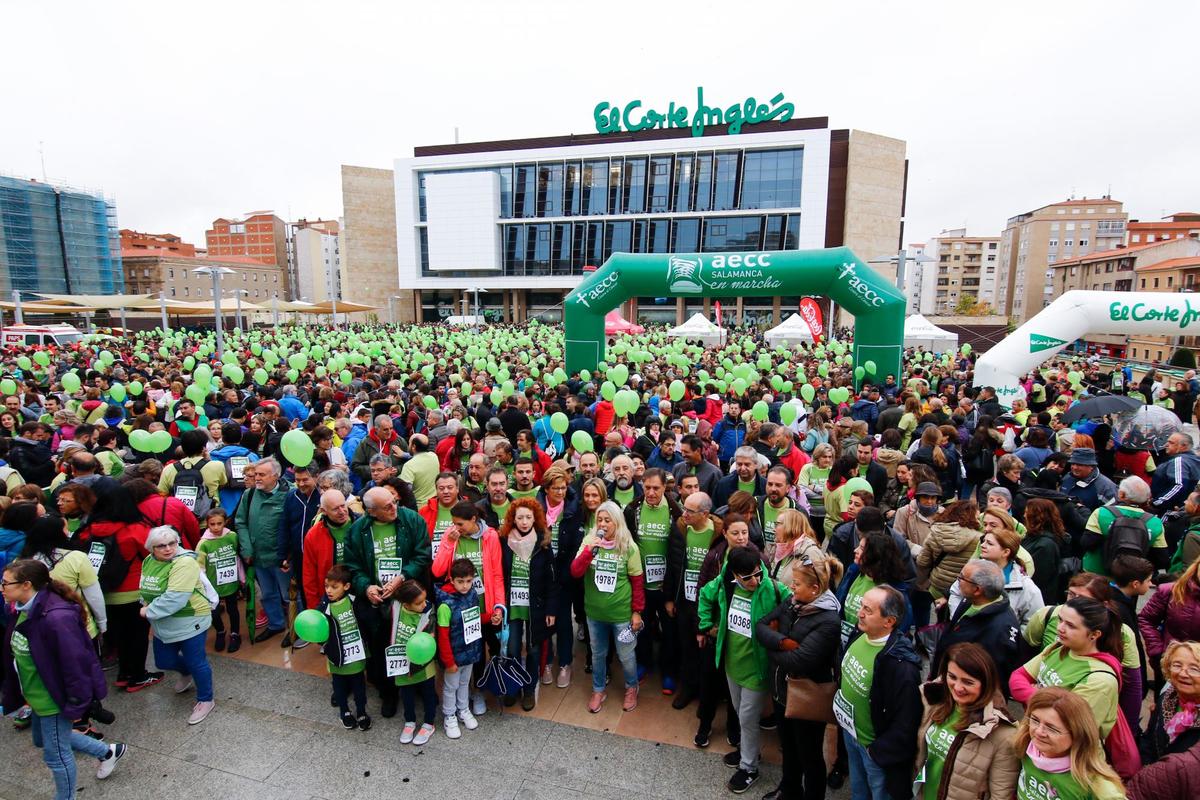 La marcha verde llenó la plaza de la Concordia y las calles de toda la ciudad para mostrar el compromiso de la lucha contra el cáncer.