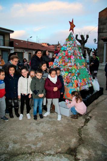 Los niños ayudaron a colocar en el árbol los cedés que habían decorado.