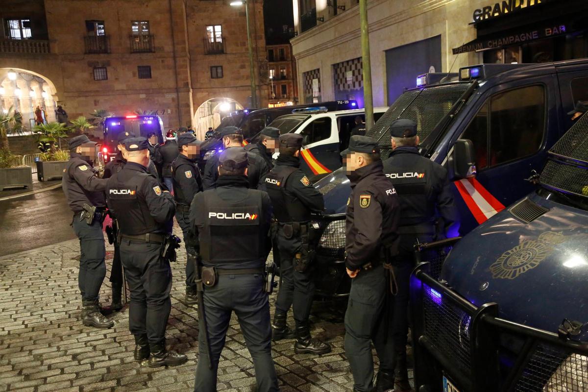 Agentes dela Policía Nacional durante la noche del Fin de Año Universitario.