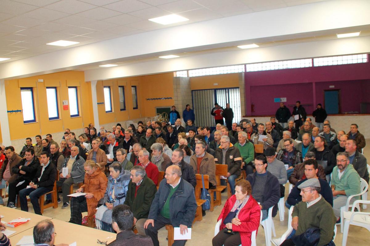 Los futuros regantes llenaron el salón de usos múltiples de Poveda de las Cintas.