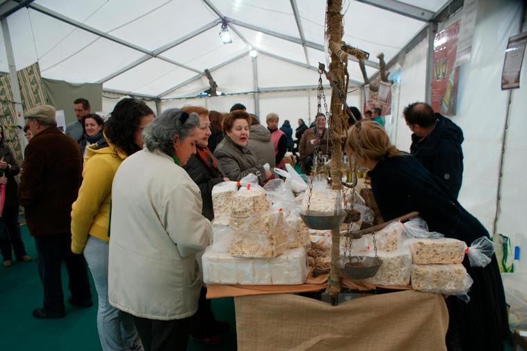 Los bloques de turrón y el público, en el último Jueves del Turrón.