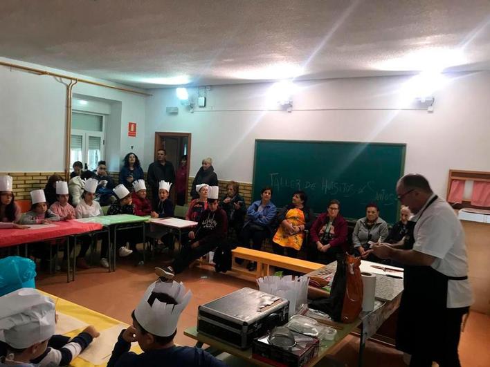 Taller de dulces navideños en la antigua escuela de El Cabaco.