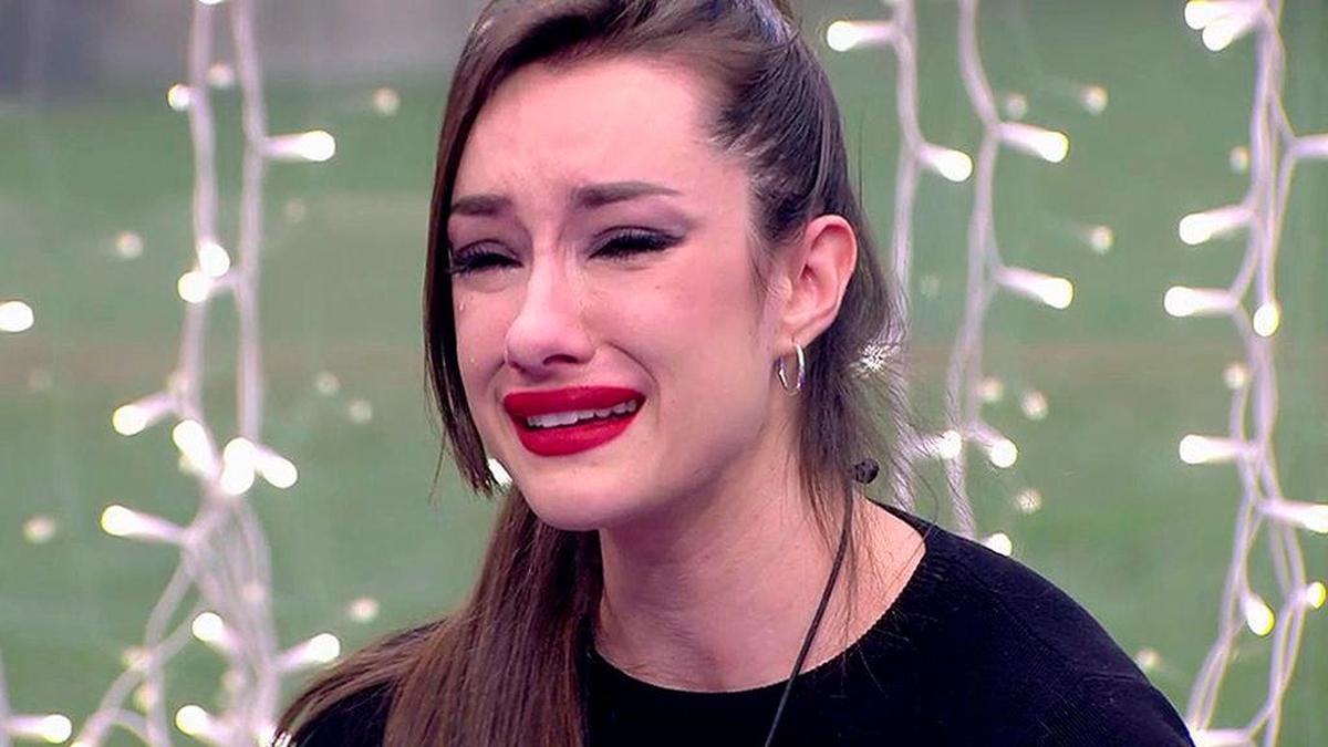 Adara, llorando en el concurso.