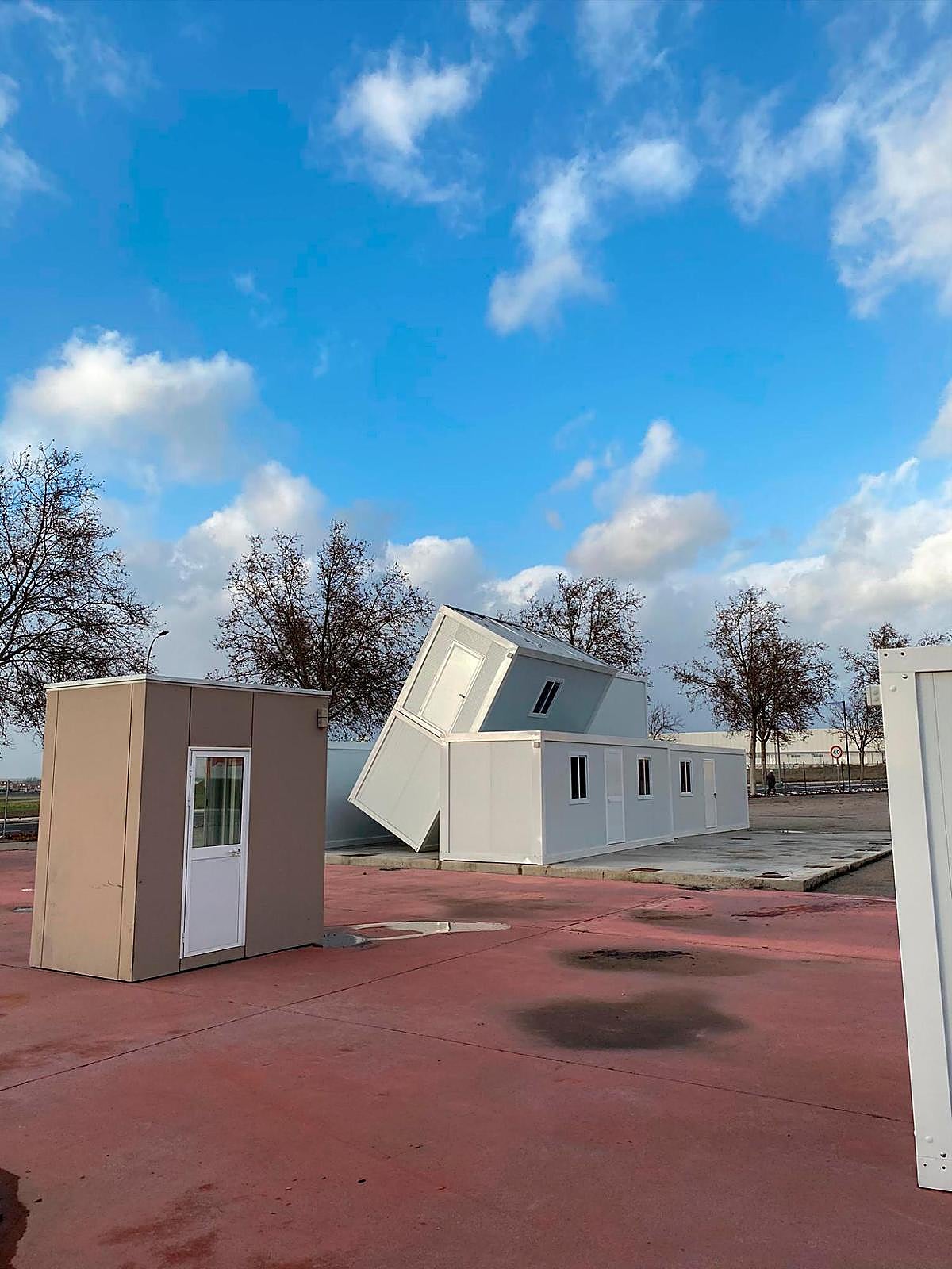 Una caseta de obra desplazada por el viento junto a los campos de la Federación.
