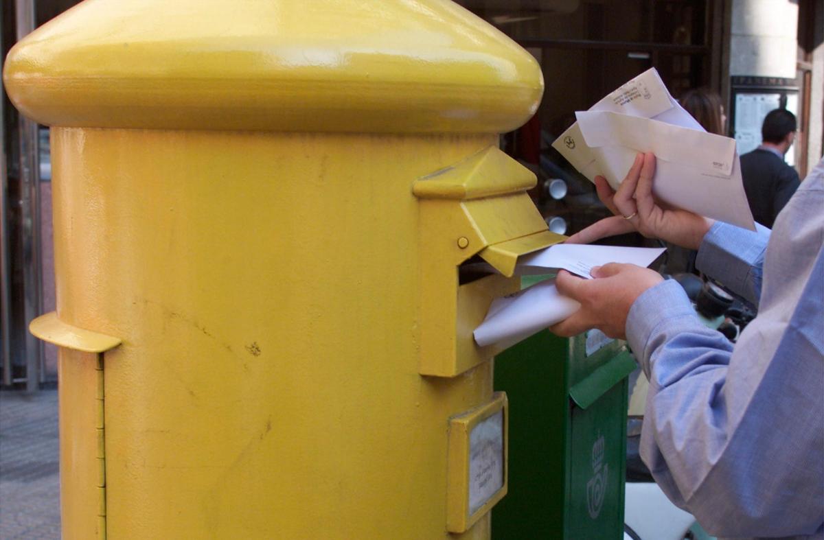 Cartas en un buzón.