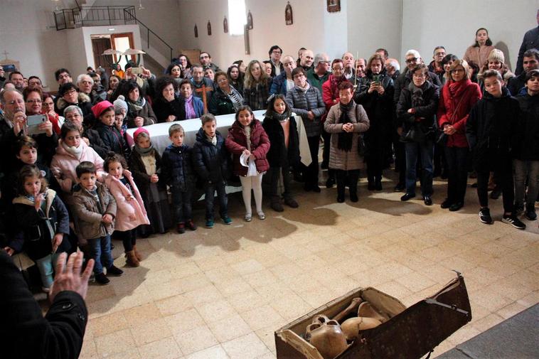 Los niños, en primera fila, asistieron a la apertura del arca con las reliquias.