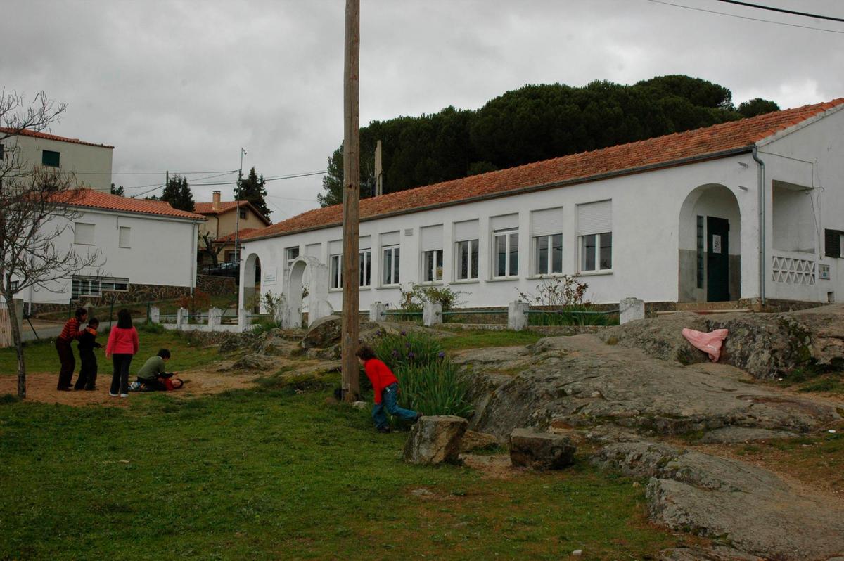 Imagen de archivo del colegio de Sequeros, que reabrió ya avanzado el curso escolar.