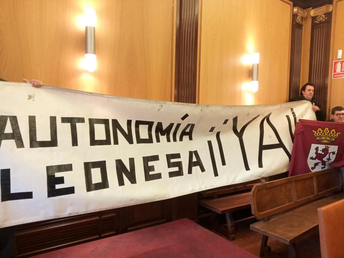 Pancarta desplegada en el pleno del Ayuntamiento de León en favor de la autonomía de la Región Leonesa.