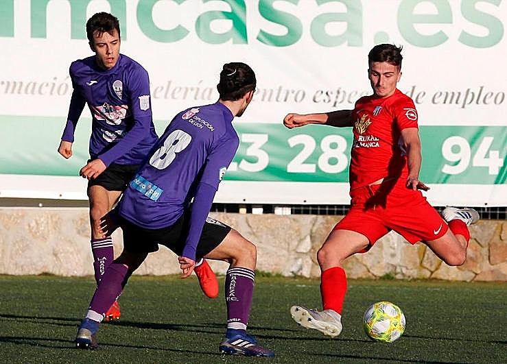 Montes realiza un disparo a puerta.