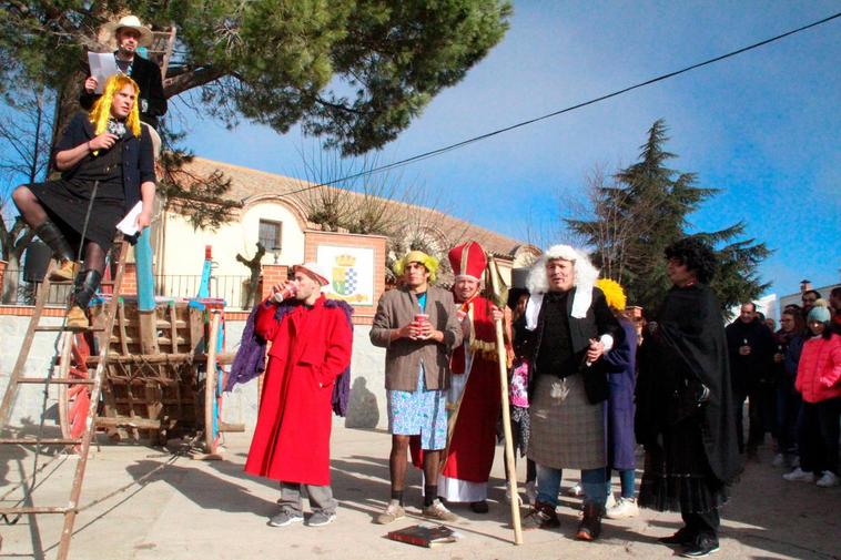 El grupo de voluntarios que ayer protagonizó ‘La Horca’ para no perder una tradición única.