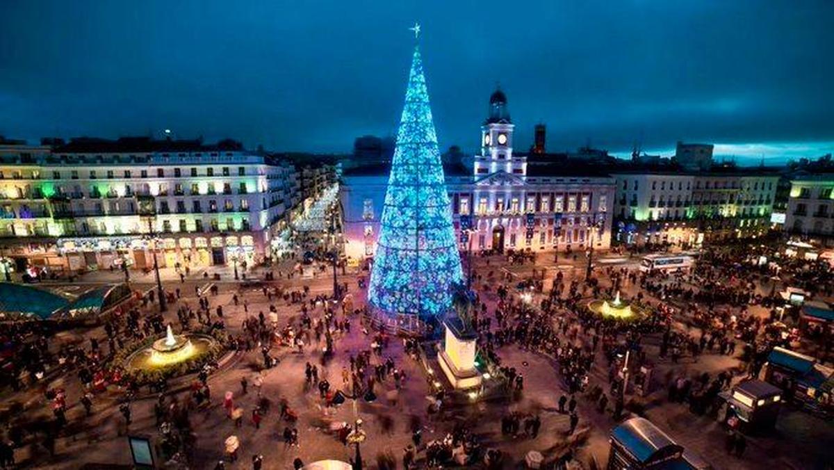 La Puerta del Sol de Madrid, con decoración navideña.