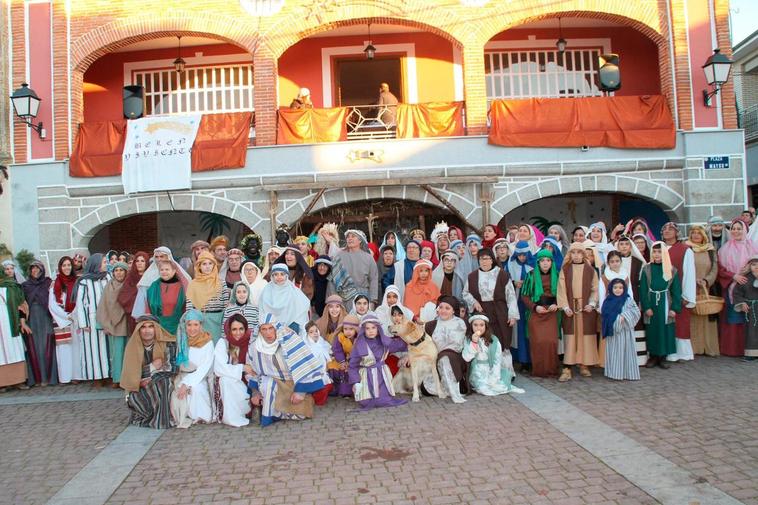 Participantes en la representación del belén viviente en la Plaza Mayor santiaguesa.