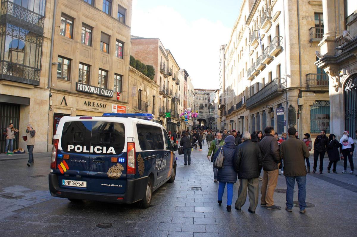 Un vehículo de la Policía Nacional, en el centro de Salamanca.